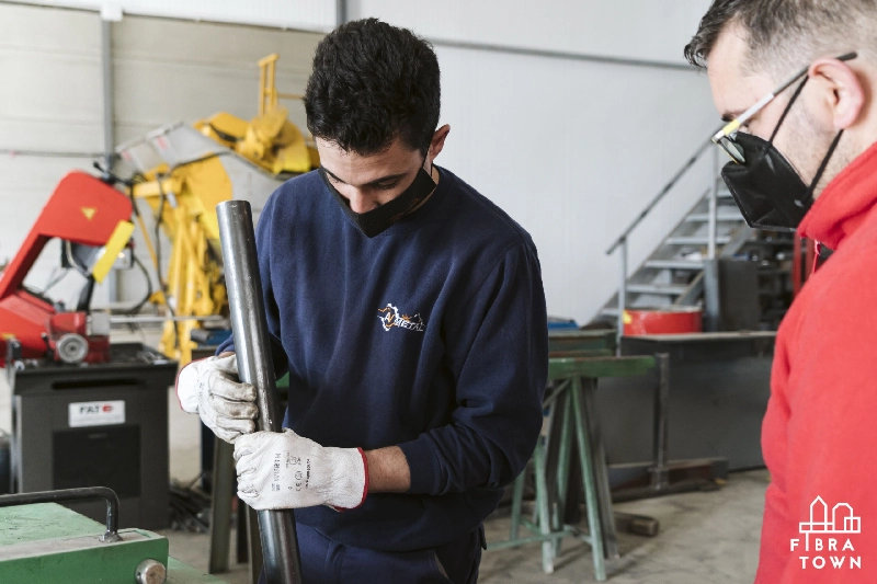 Fotografía de Juan Gabriel CEO de Fibratown junto a un empleado conociendo las labores que se hacen en el taller de AV Metal