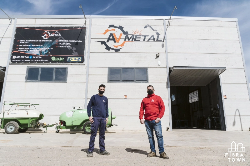 Fotografía de el CEO de Fibratown y de AV Metal en frente de la nave industrial de AV Metal