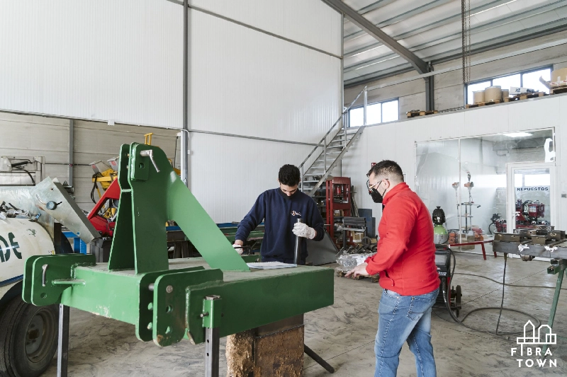 Fotografía de Juan Gabriel CEO de Fibratown junto a un empleado conociendo las labores que se hacen en el taller de AV Metal 2