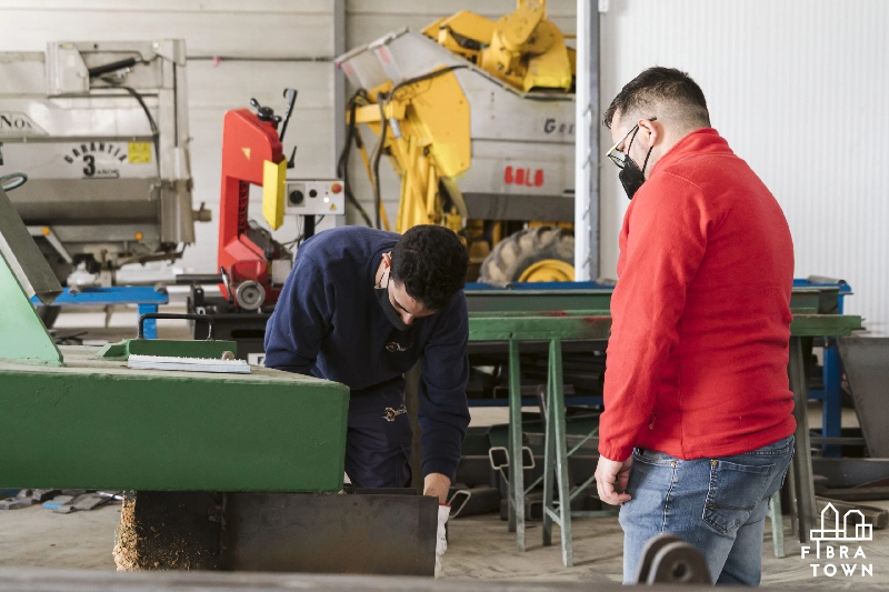 Fotografía de Juan Gabriel CEO de Fibratown junto a un empleado conociendo las labores que se hacen en el taller de AV Metal 3