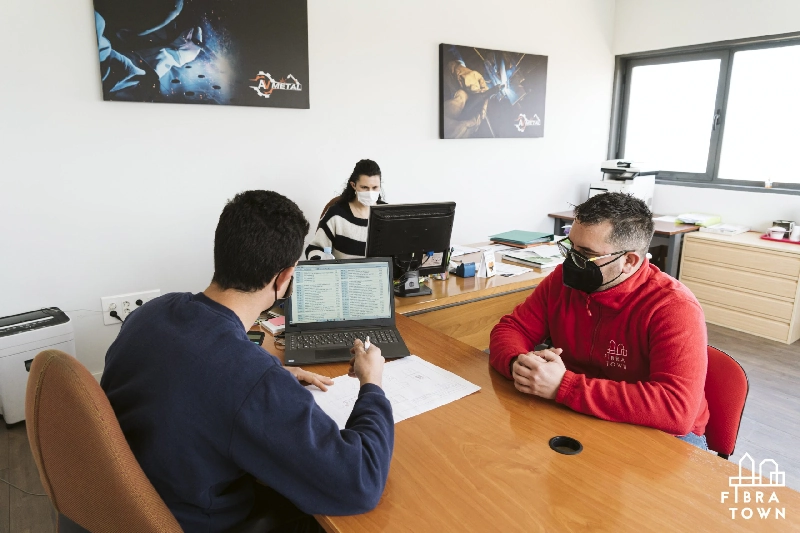 Fotografía de Juan Gabriel en las oficinas Junto a los empreados de AV Metal conociendo las labrores queadeministrativas que se desempeñan