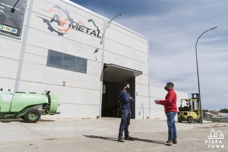 Fotografía de el CEO de Fibratown y de AV Metal hablando en frente de la nave industrial de AV Metal