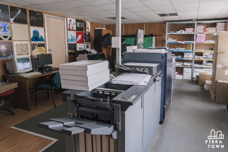 Fotografía de maquinas de impresión digital de Goyza en sus oficinas