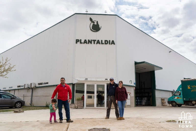 Fotogra´fia de Juan Gabriel CEO de Fibratowm junto al personal de la empresa Plantaldia frente a la fachada de la empresa Plantaldia