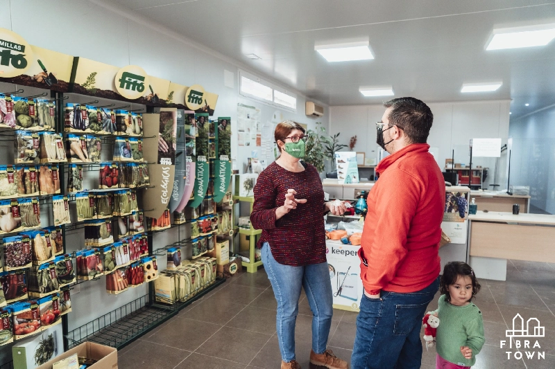 Fotografia de Juan Grabiel CEO de Fibratown en la tienda de Plantaldía junto a la dependienta