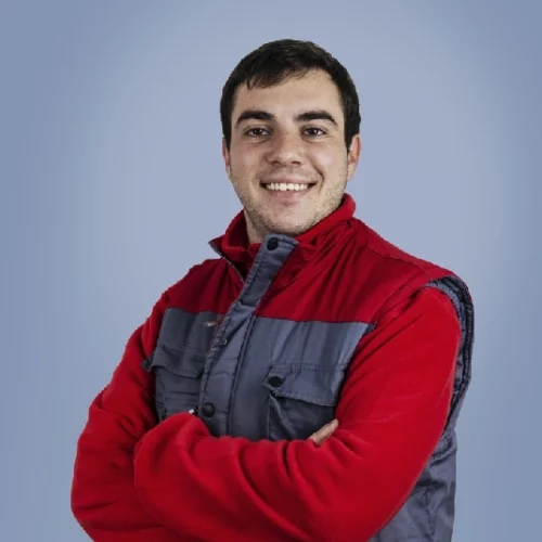 Retrato de estudio de Mario, técnico intalador de Fibratown. Ella porta el polo de rojo de la empresa con el logo de Fibratown estampado en la parte izquierda