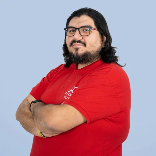 Retrato de estudio de Francisco Javier, dependiente de Fibratown. Se le ve con el polo rojo de la empresa, con el logo de Fibratown estampado en la parte izquierda