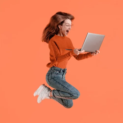 mujer-laptop-saltando_resultado